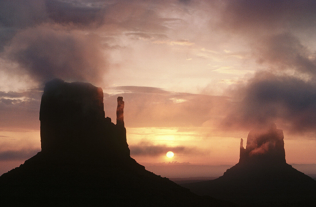 Sunrising over Monument Valley. Utah, USA
