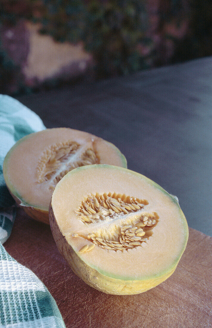  Aliment, Aliments, Close up, Close-up, Closeup, Color, Colour, Food, Fruit, Fruits, Half, Halves, Healthy, Healthy food, Indoor, Indoors, Inside, Interior, Melons, Natural, Nourishment, Nutrition, Still life, Vertical, E46-366055, agefotostock 