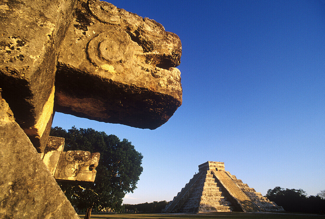 The Castle (Pyramid of Kukulcan), Chichén Itzá. Mexico