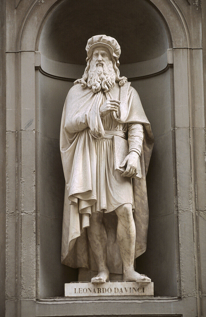 Leonardo da Vinci statue in the Piazzale degli Uffizi. Florence. Tuscany, Italy