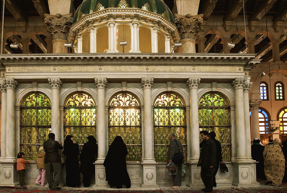 Shrine which is said to contain the head of John the Baptist, Umayyad Mosque built 705-715 by caliph Al-Walid I, Damascus. Syria