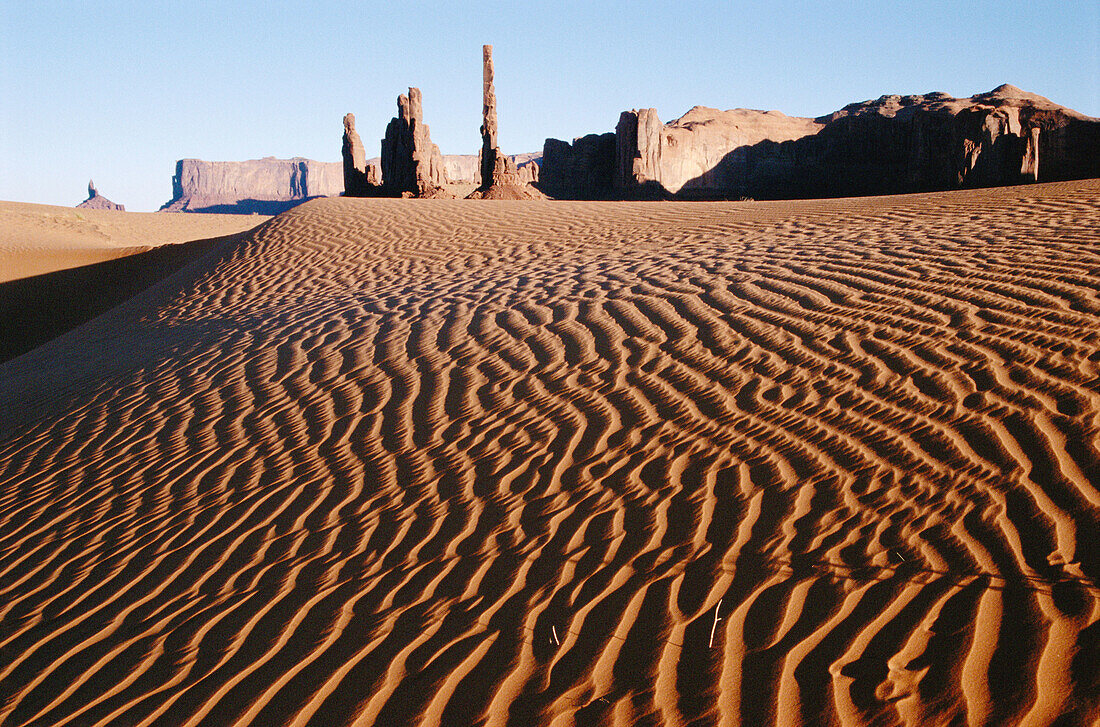 Parched landscape dominated by Totem Pole (Yei Bichi). Monument Valley. Arizona. USA.