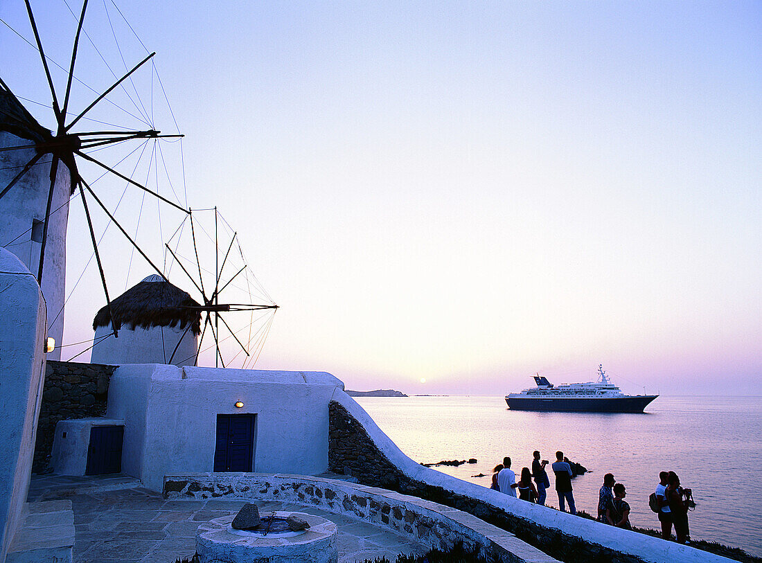 Greece, Cyclades, Mykonos, white whashed street, Lovers looking at the see