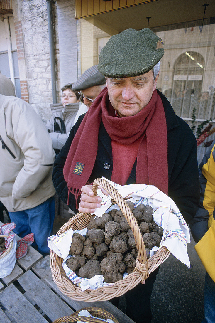 Truffle producer selling his harvest at tuesday s market. Lalbenque. Quercy. Lot. France.