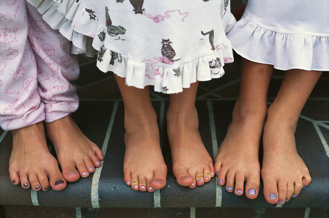 Kinderfüße auf vorderer Veranda