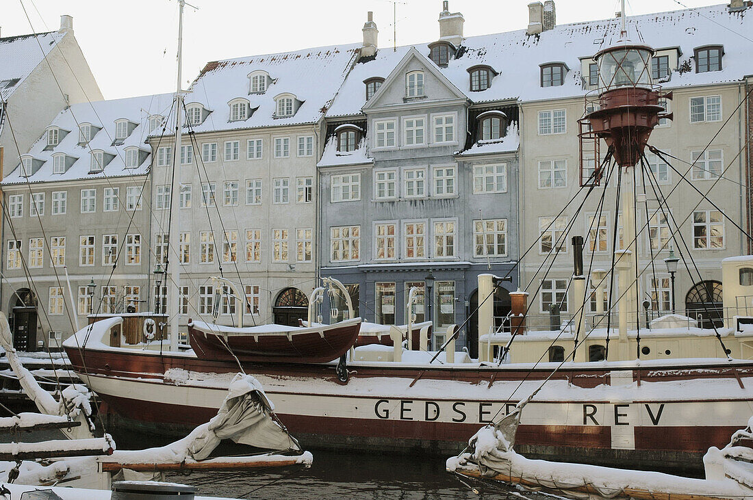  Aussen, Bedeckt, Boot, Boote, charakteristisch, Dänemark, Draussen, Europa, Farbe, Fassade, Fassaden, Fenster, Großtadtlandschaft, Großtadtlandschaften, Jahreszeit, Jahreszeiten, Kalt, Kälte, Kanal, Kanäle, Kopenhagen, Länder, Plätze der Welt, Schiffahrt