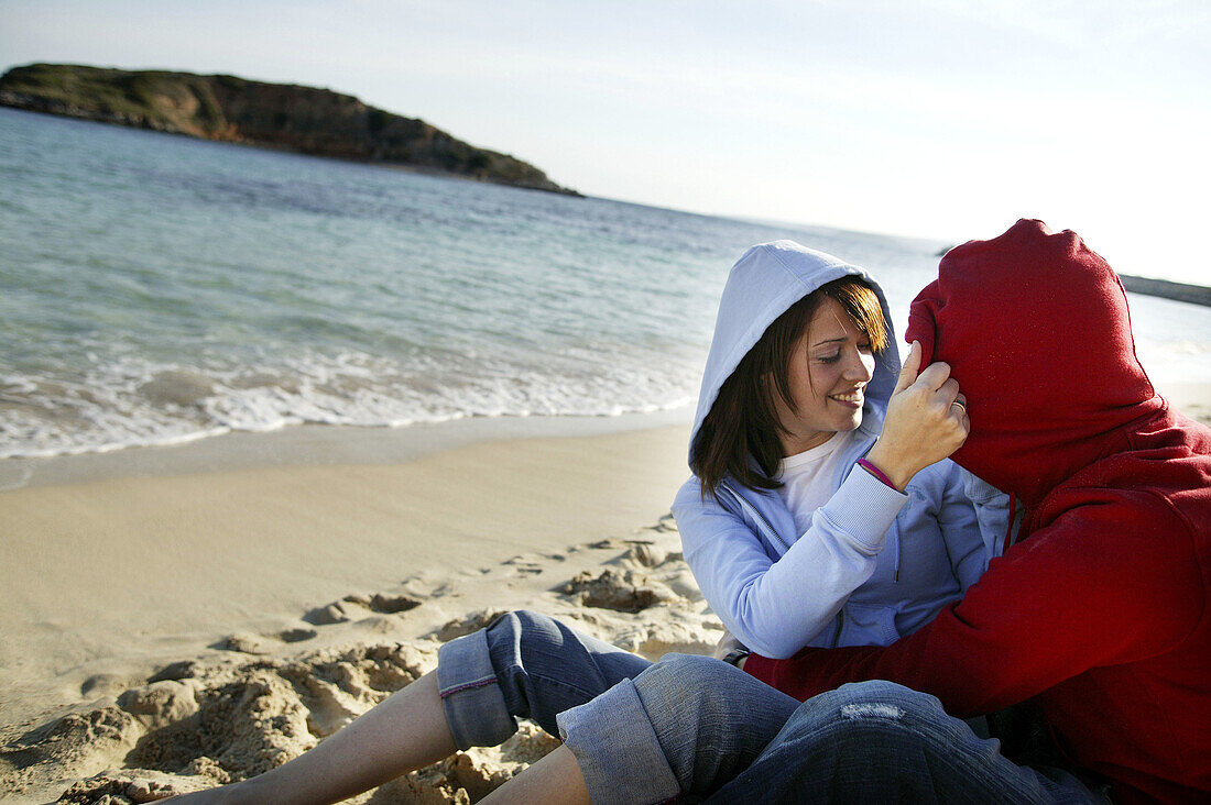 Bond, Bonding, Bonds, Calm, Calmness, Caucasian, Caucasians, Coast, Coastal, Color, Colour, Contemporary, Couple, Couples, Daytime, Exterior, Facial expression, Facial expressions, Female, Fondness