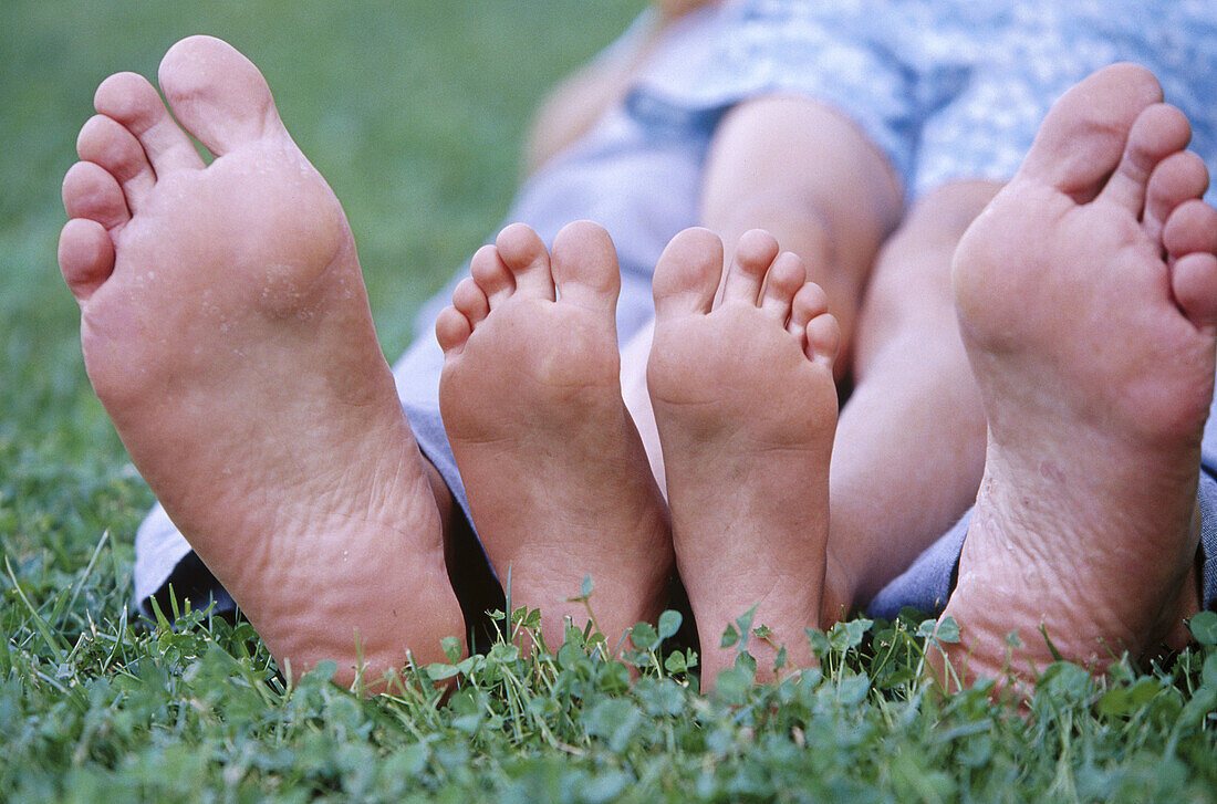  Barefeet, Barefoot, Boy, Boys, Child, Children, Chill out, Chilling out, Color, Colour, Contemporary, Country, Countryside, Dad, Daytime, Detail, Details, Exterior, Families, Family, Father, Feet, Foot, Garden, Gardens, Grass, Holiday, Holidays, Horizont