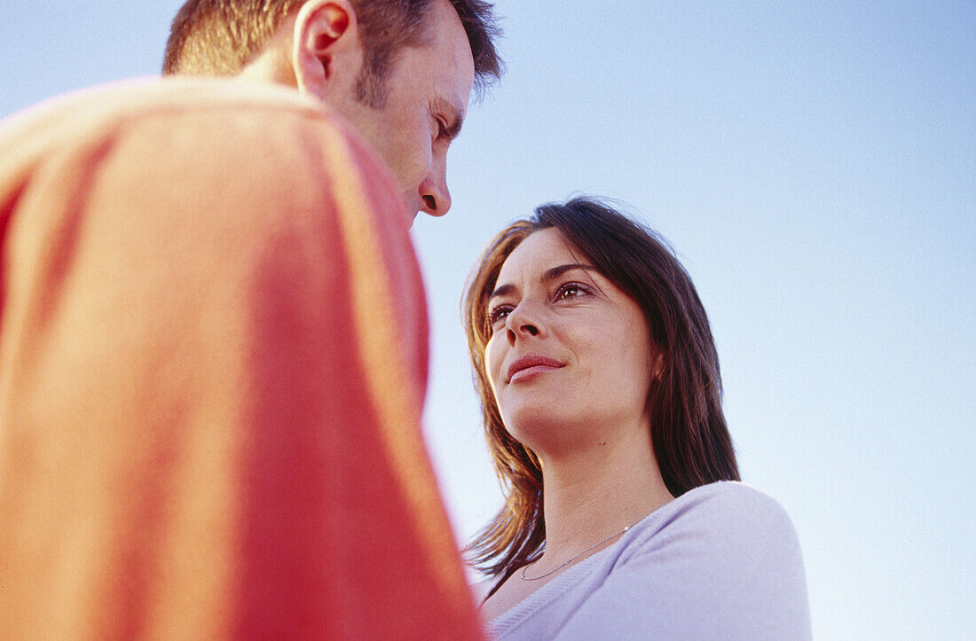 s, Blue sky, Bond, Bonding, Bonds, Brunette, Brunettes, Caucasian, Caucasians, Color, Colour, Contemporary, Couple, Couples, Dark-haired, Daytime, Exterior, Female, Horizontal, Human, Look, Looking, L