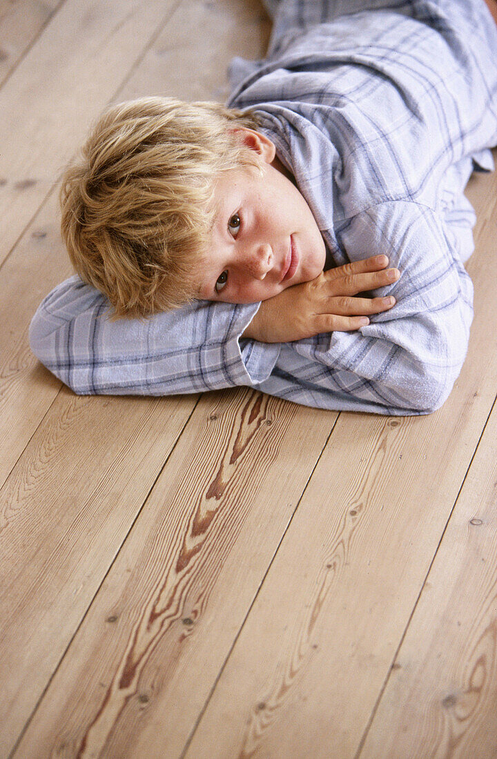 Childhood, Children, Chill out, Chilling out, Color, Colour, Contemporary, Fair-haired, Floor, Floors, Human, Indoor, Indoors, Inside, Interior, Kid, Kids, Lean, Leaning, Leisure, Looking at camera, L