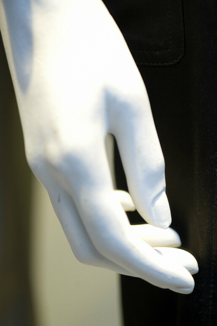  Close up, Close-up, Closeup, Color, Colour, Concept, Concepts, Detail, Details, Dummies, Dummy, Hand, Hands, Indoor, Indoors, Inside, Interior, Lifeless, Lifelessness, Mannequin, Mannequins, One, Vertical, White, F58-239282, agefotostock 