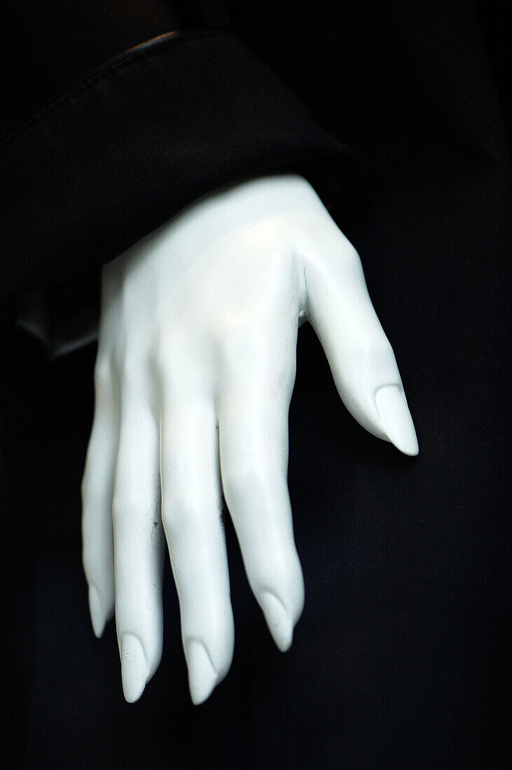  Black, Close up, Close-up, Closeup, Color, Colour, Concept, Concepts, Dummies, Dummy, Female, Hand, Hands, Indoor, Indoors, Inside, Interior, Lifeless, Lifelessness, Mannequin, Mannequins, Object, Objects, One, Thing, Things, Vertical, White, F58-245133,