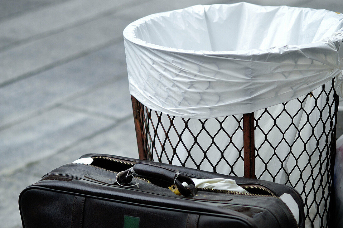  Baskets, Briefcase, Briefcases, Broken, Color, Colour, Concept, Concepts, Daytime, Detail, Details, Exterior, Horizontal, Object, Objects, Outdoor, Outdoors, Outside, Shattered, Street, Streets, Thing, Things, Trash bin, Trash bins, Urban, Wastebasket, W