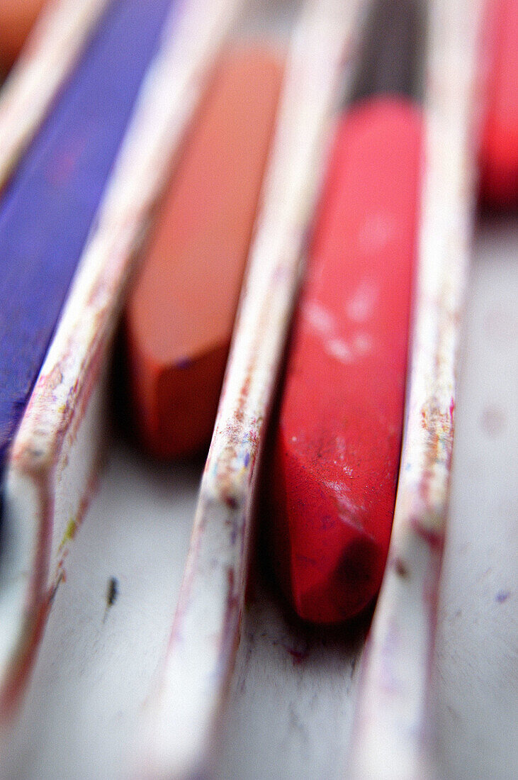  Bunt, Detail, Details, Farbe, Farben, Gegenstand, Gegenstände, Innen, Konzept, Konzepte, Nahaufnahme, Nahaufnahmen, Sachaufnahme, Schäbig, Schachtel, Schachteln, Stilleben, Vertikal, Zeichnen, F58-275754, agefotostock 