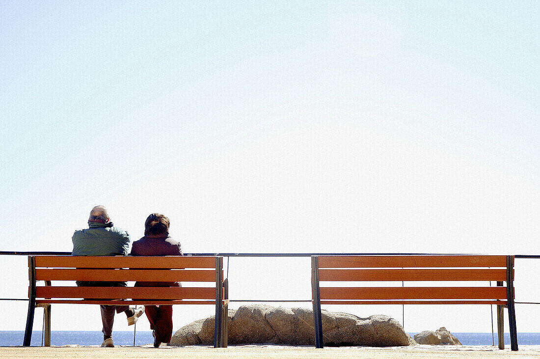  Adult, Adults, Alone, Back view, Bench, Benches, Calm, Calmness, Coast, Coastal, Color, Colour, Contemporary, Couple, Couples, Daytime, Exterior, Female, Full-body, Full-length, Horizon, Horizons, Human, Leisure, Look, Looking, Male, Man, Mature Adult, M