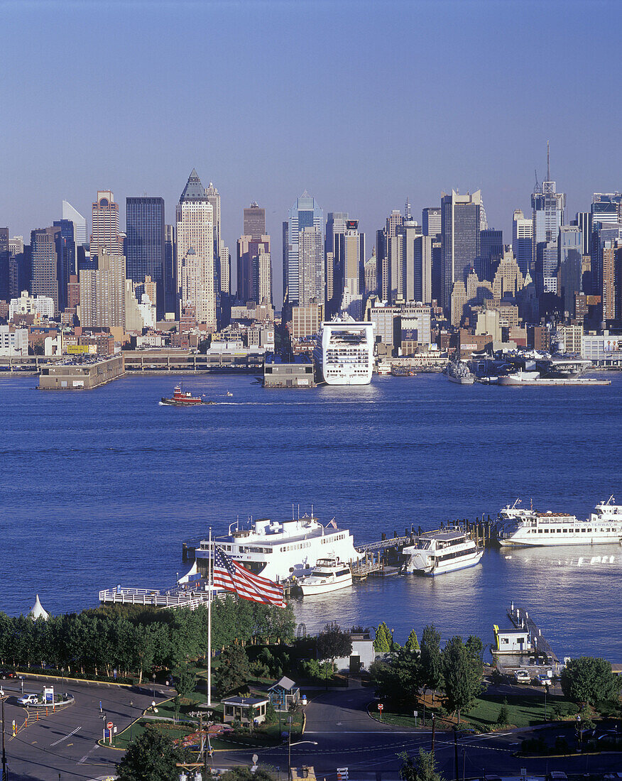 Mid-town skyline, Manhattan, New York, USA.