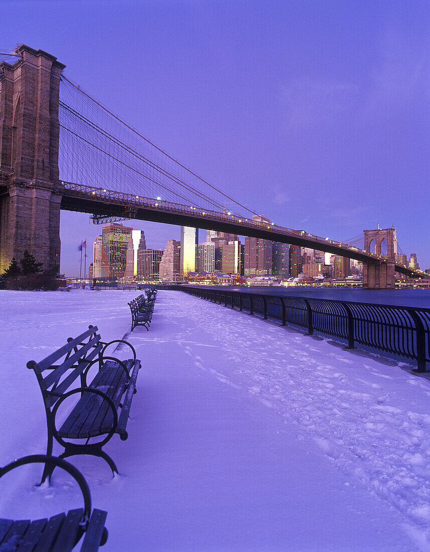 Brooklyn bridge & downtown skyline, Manhattan, New York, USA.