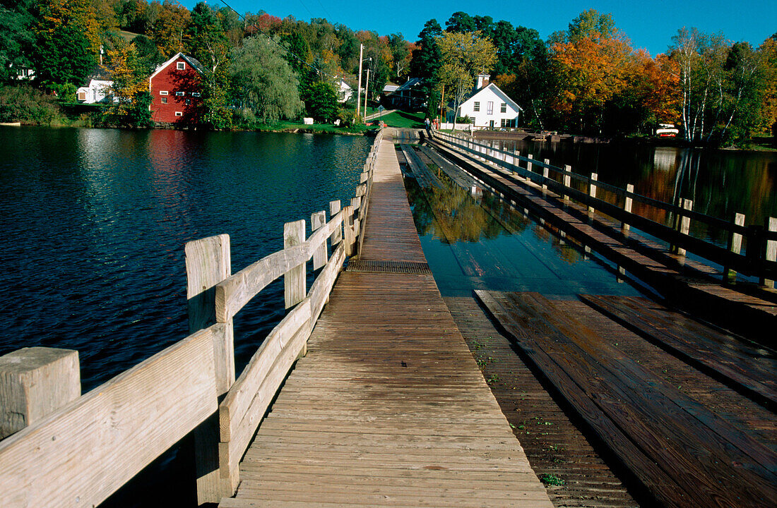 Floating bridge near Brookfield in Vermont. New England. USA