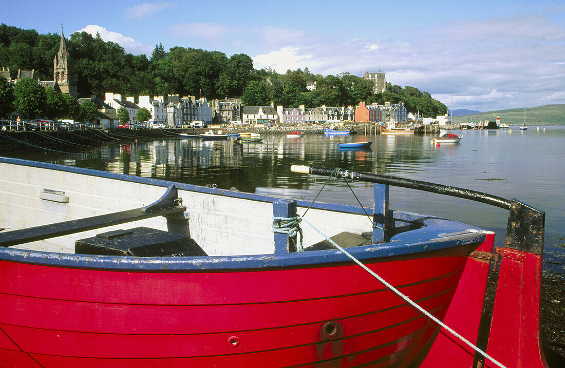 Tobernory Harbour. Boat and coloured cottages. Isle of Mull. Scotland. UK