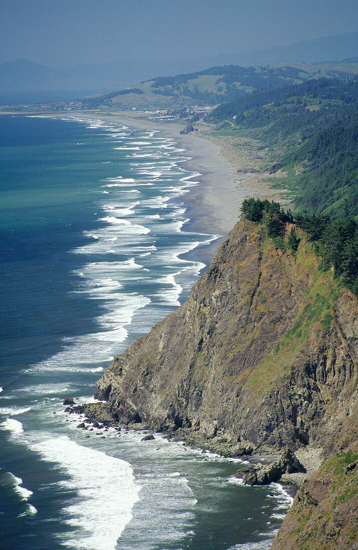 Pacific coast, view north from Cape Sebastian State Park. Oregon, USA