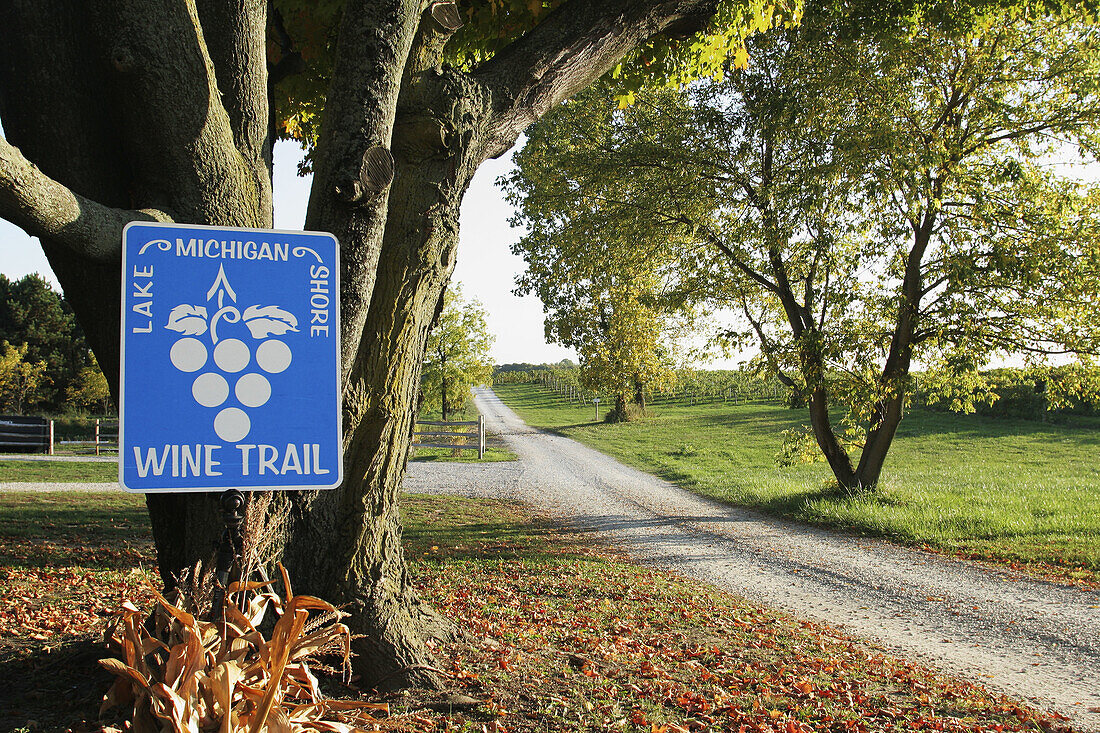 Fenn Valley Vineyards and Wine Cellar, sign, Lake Michigan Shore Wine Trail, gravel road, rural. Fennville. Michigan. USA.