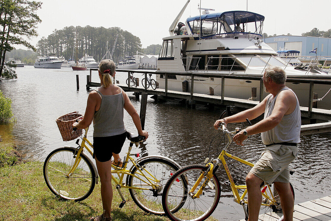 Virginia, Chesapeake, Intracoastal Waterway, Great Bridge Pier, boats, couple, bicycles