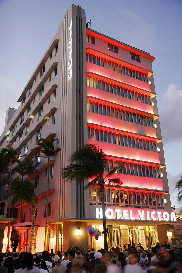 Crowd watches street performer, Hotel Victor, nightlife. Art Deco Weekend, Ocean Drive. Miami Beach. Florida. USA.