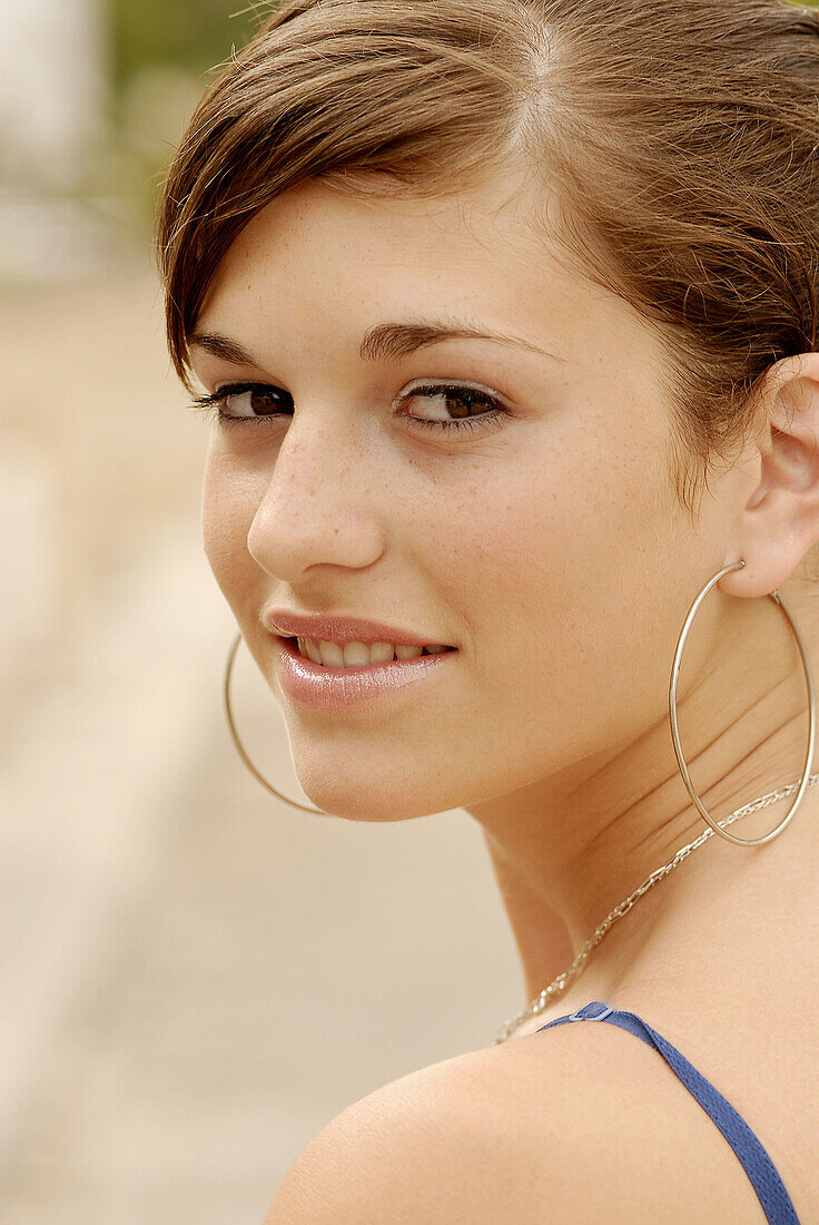 Junge Frau mit Ohrringen, Portrait
