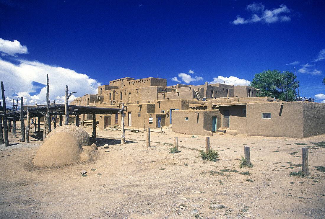Adobe buildings, Taos pueblo, Taos, New mexico, USA.