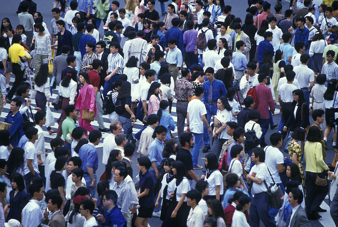 Crowd: street scene, Shibuya, Tokyo, Japan.