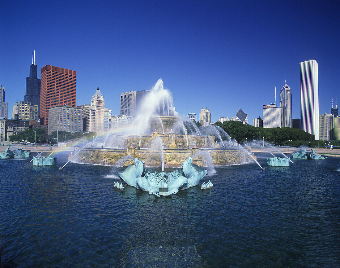 Buckingham fountain, Grant park, Chicago skyline, Illinois, USA.