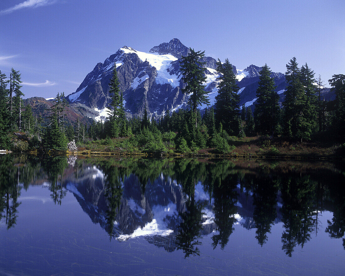 Scenic highwood lake, Mount shuksan, Cascades national park, Washington state, USA.