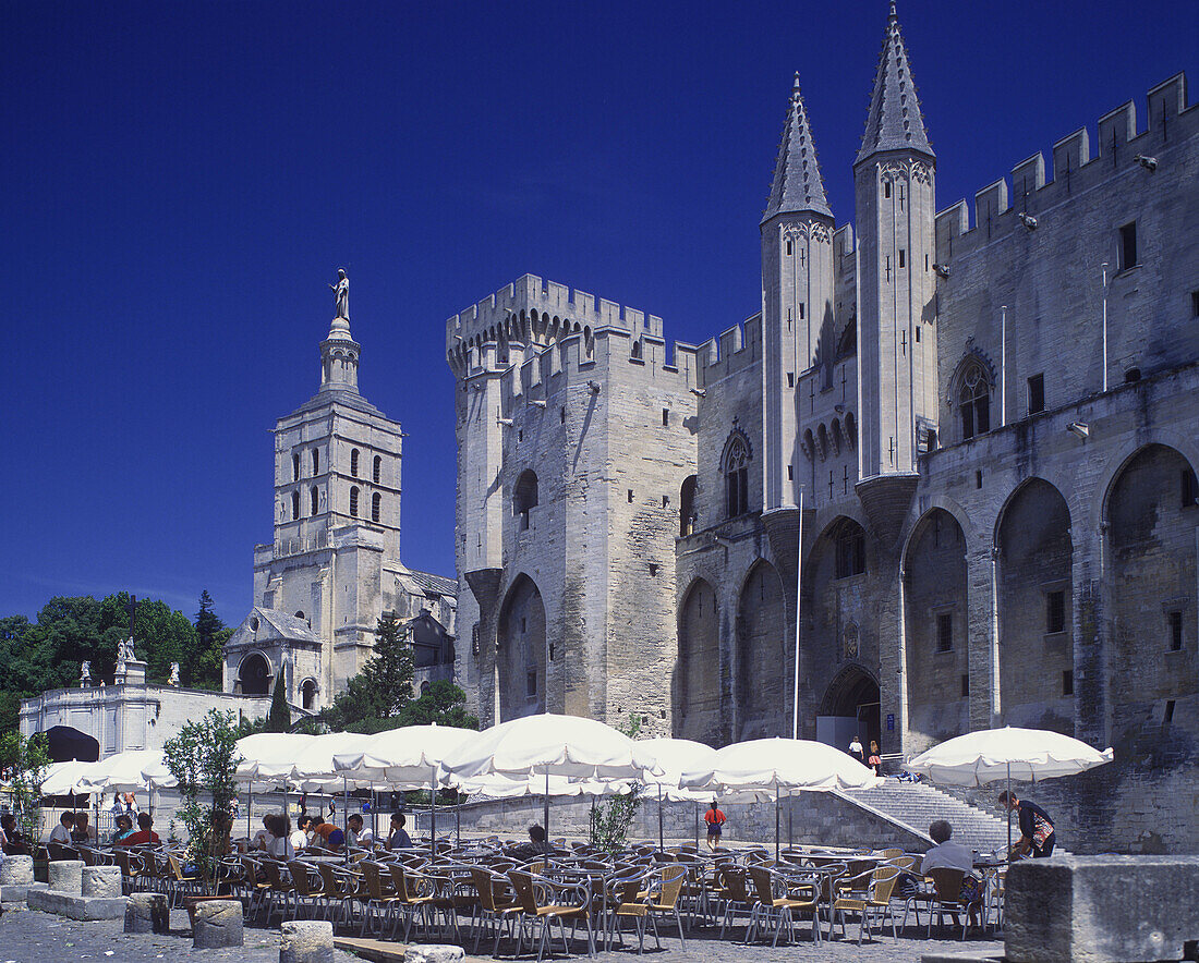 Street scene, Cafe, Palais des papes, Avignon, Vaucluse, France.