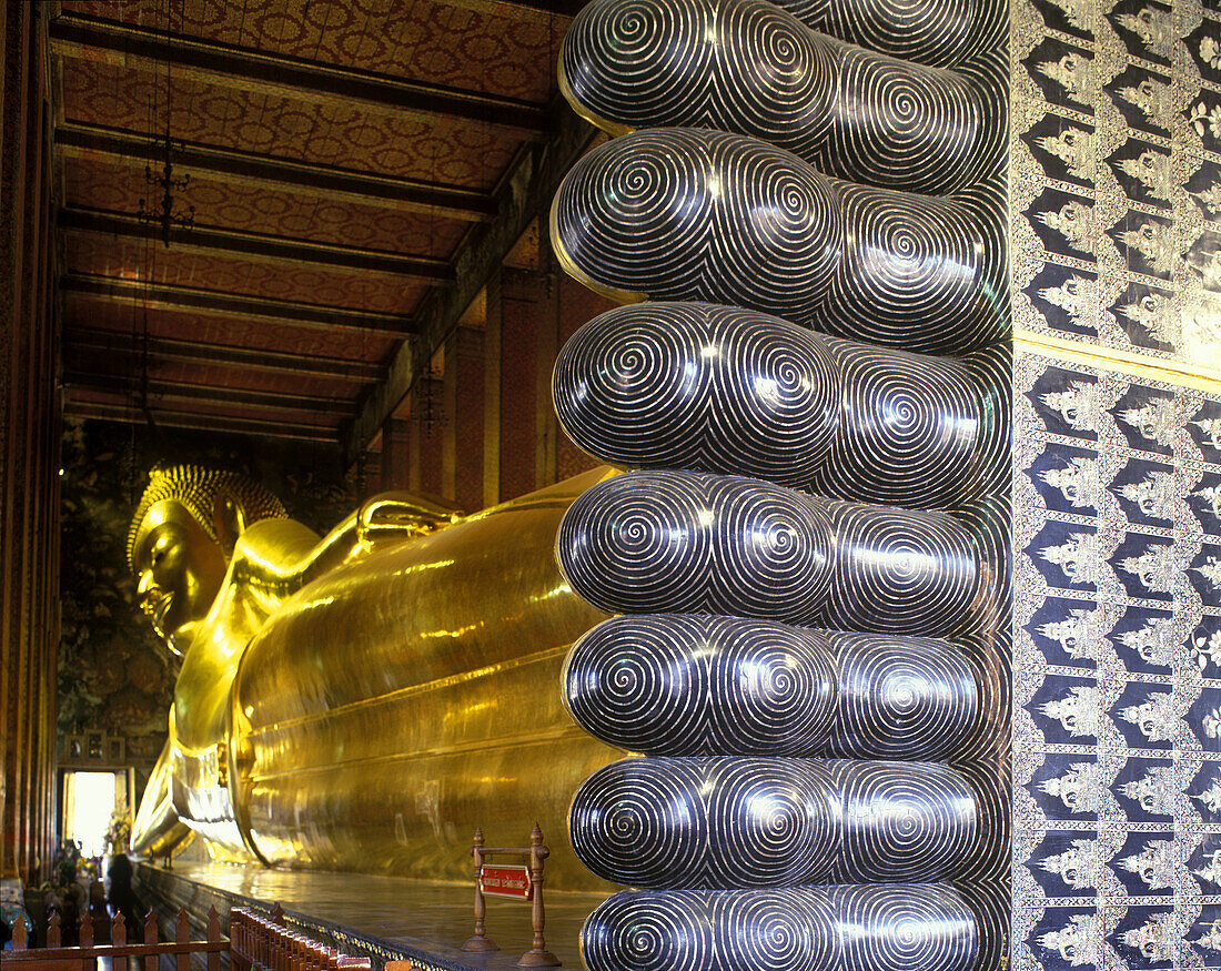 Reclining buddha, Wat pho, Bangkok, Thailand.