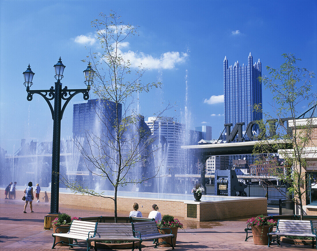 Station square, downtown, Pittsburgh, Pennsylvania, USA.