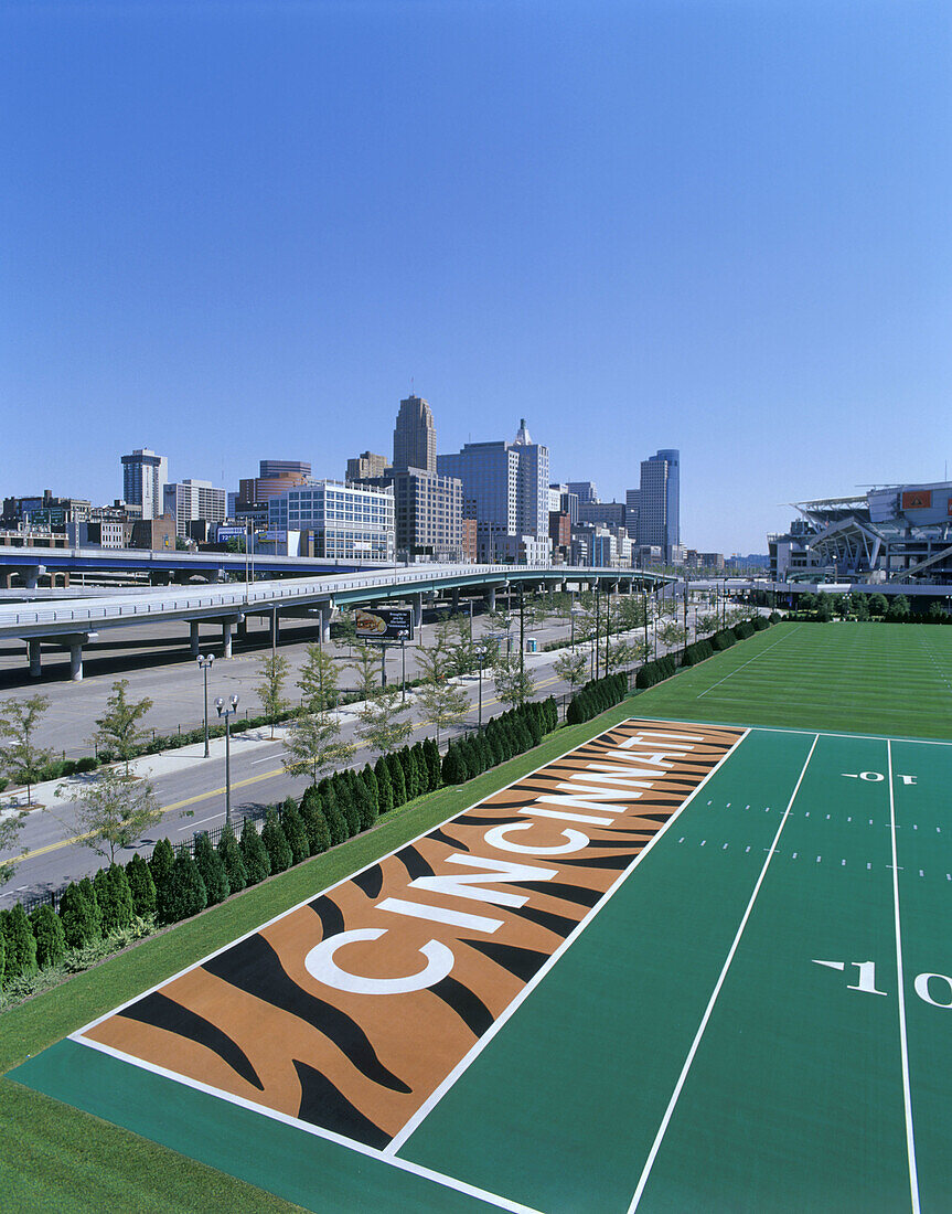 Downtown skyline & Paul Brown football stadium, Cincinnati, Ohio, USA.