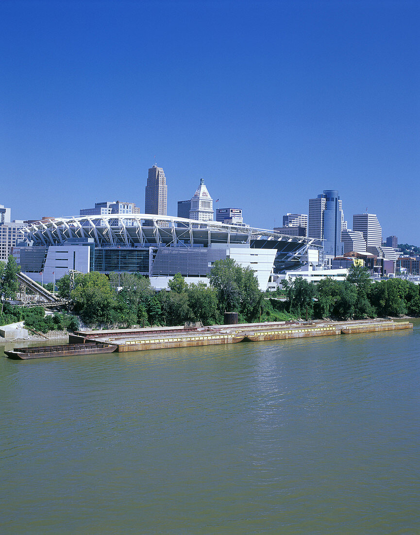 Paul Brown football stadium & downtown skyline, Ohio river, Cincinnati, Ohio, USA.