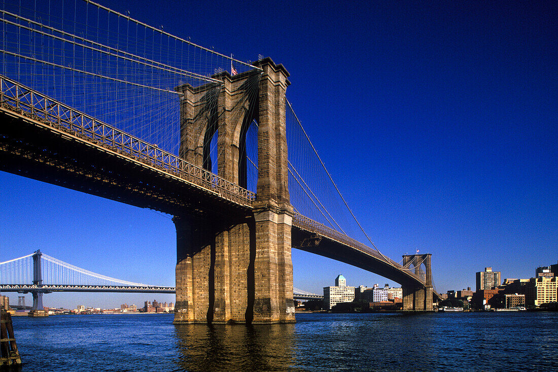 Brooklyn bridge & downtown, East River, Brooklyn, New York, USA.