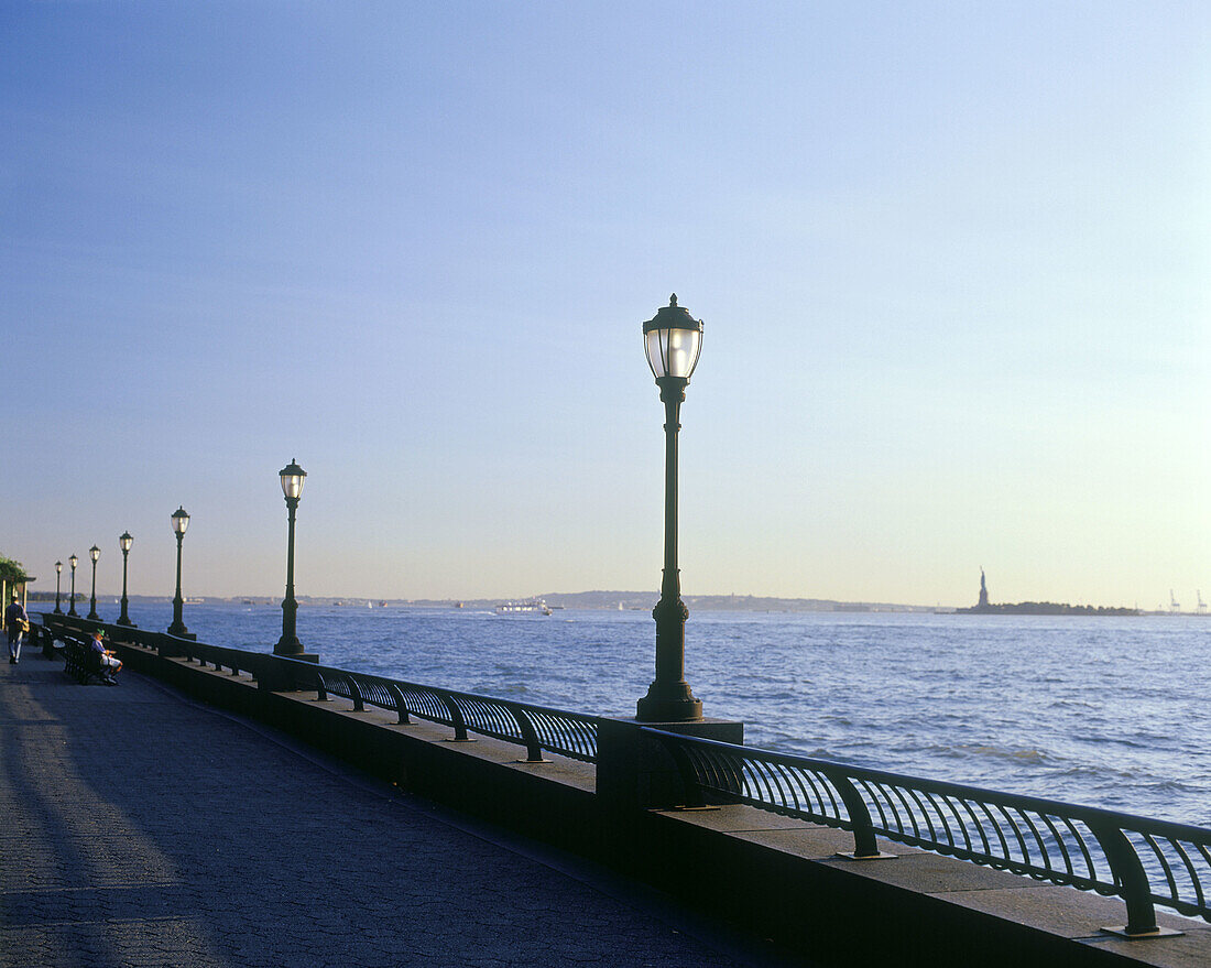 Promenade, Battery park city, Manhattan, New York, USA.