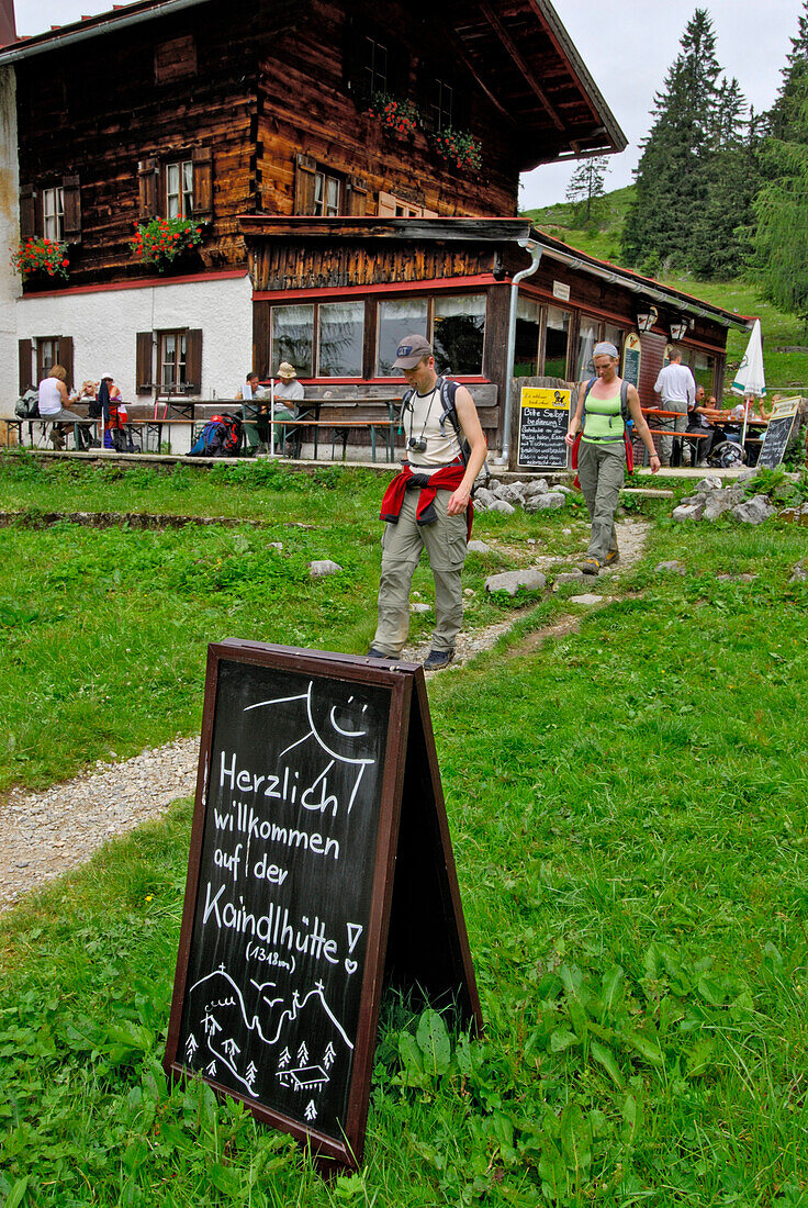 lodge Kaindlhütte with guests and sign welcome, Kaiser range, Tyrol, Austria