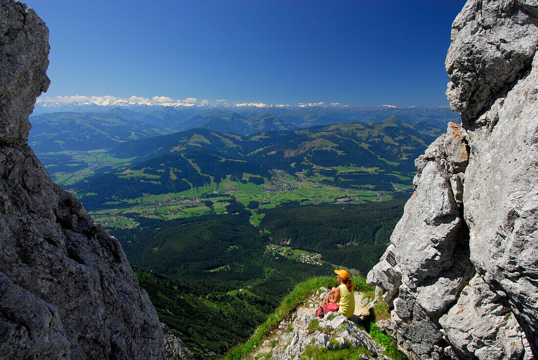 Wanderin rastet am Kleinen Törl, Ausblick auf den Talkessel von Ellmau und Going, Wilder Kaiser, Kaisergebirge, Tirol, Österreich