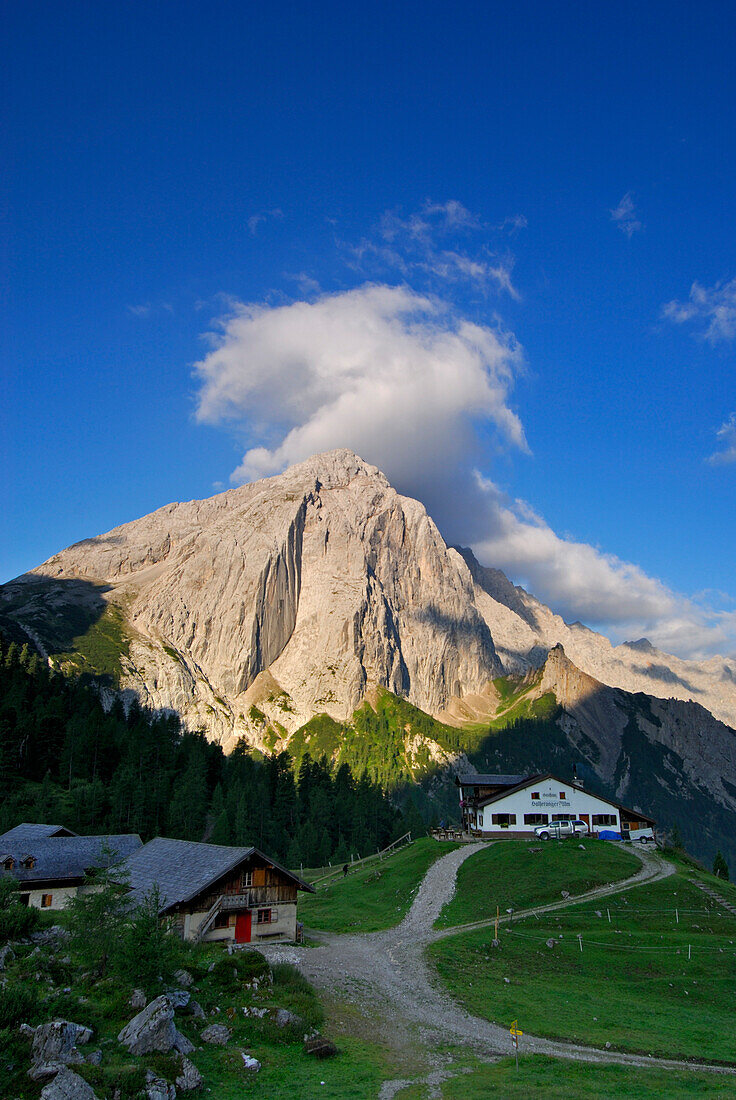 Hallerangeralm mit Lafatscher im Morgenlicht, Hinterautal, Karwendel, Tirol, Österreich