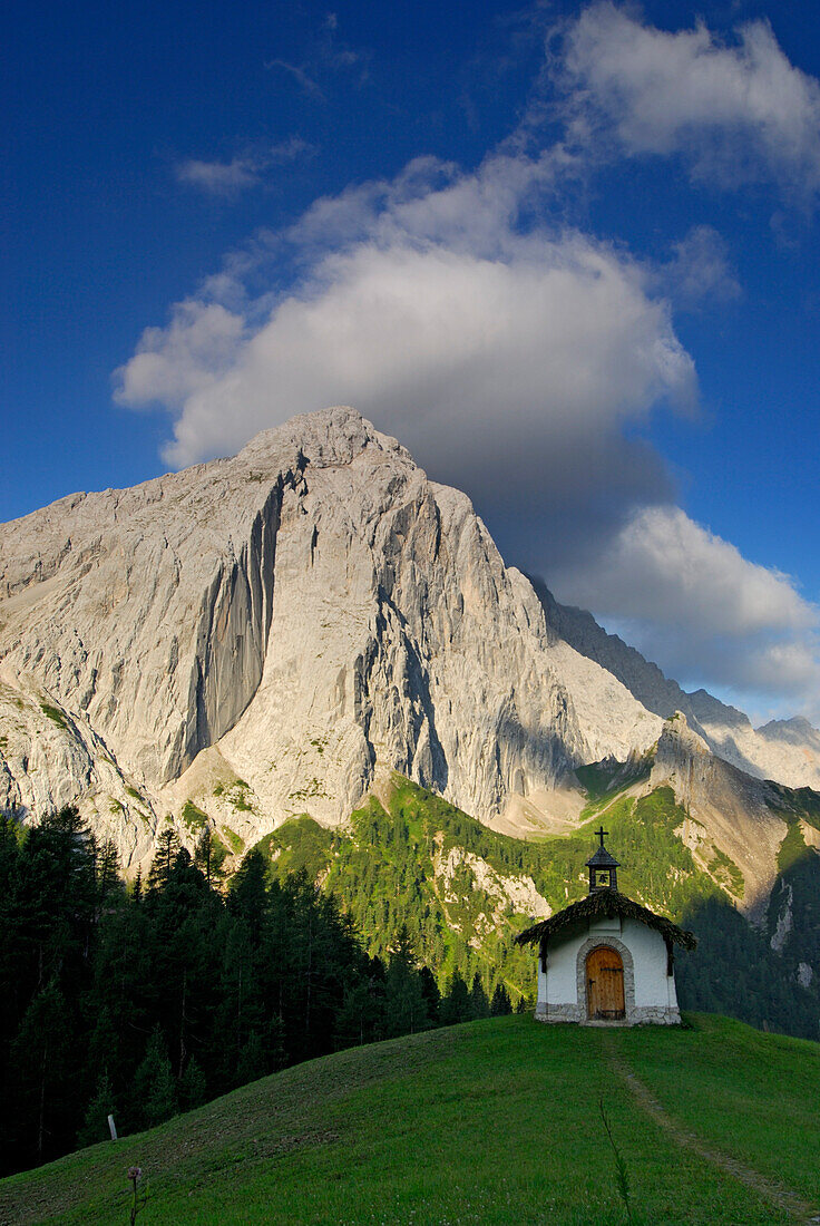 Kapelle bei der Hallerangeralm mit Lafatscher im Morgenlicht, Hinterautal, Karwendel, Tirol, Österreich