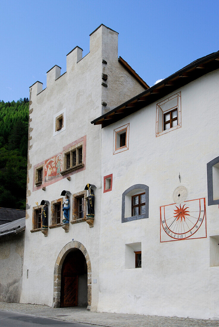 Klostermauer in Müstair, Graubünden, Schweiz