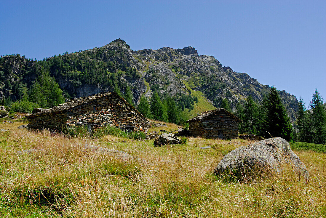 Steinhütten der Alp Roggione, Berninagruppe, Italien