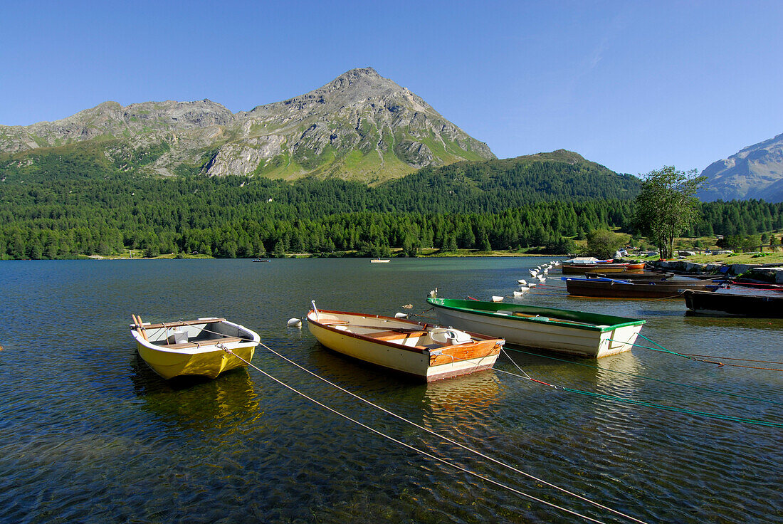 Boote am Silser See, Oberengadin, Graubünden, Schweiz