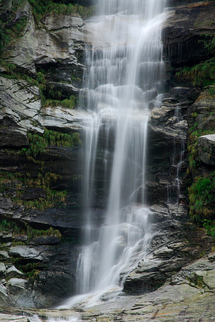 Wasserfall im Verzascatal, Tessin, Schweiz