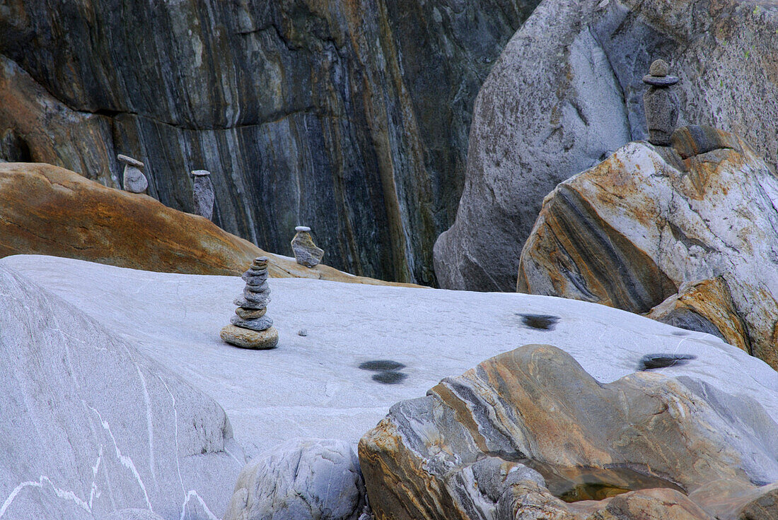 Steinmänner und gebänderter Gneisfels im Verzascatal, Tessin, Schweiz
