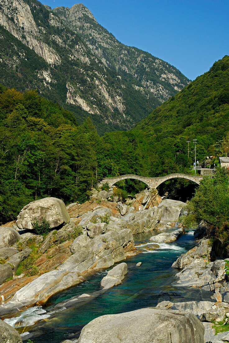 Verzasca mit Brücke, Lavertezzo, Tessin, Schweiz