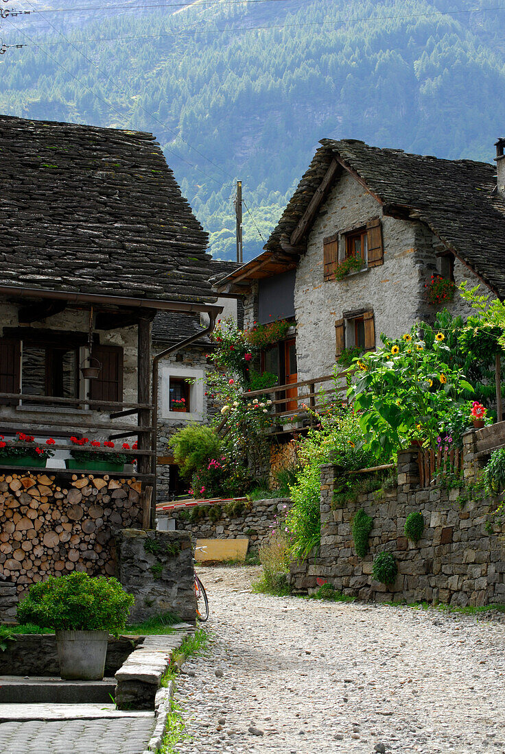 Blick entlang einer Dorfstraße, Sonogno, Verzascatal, Tessin, Schweiz